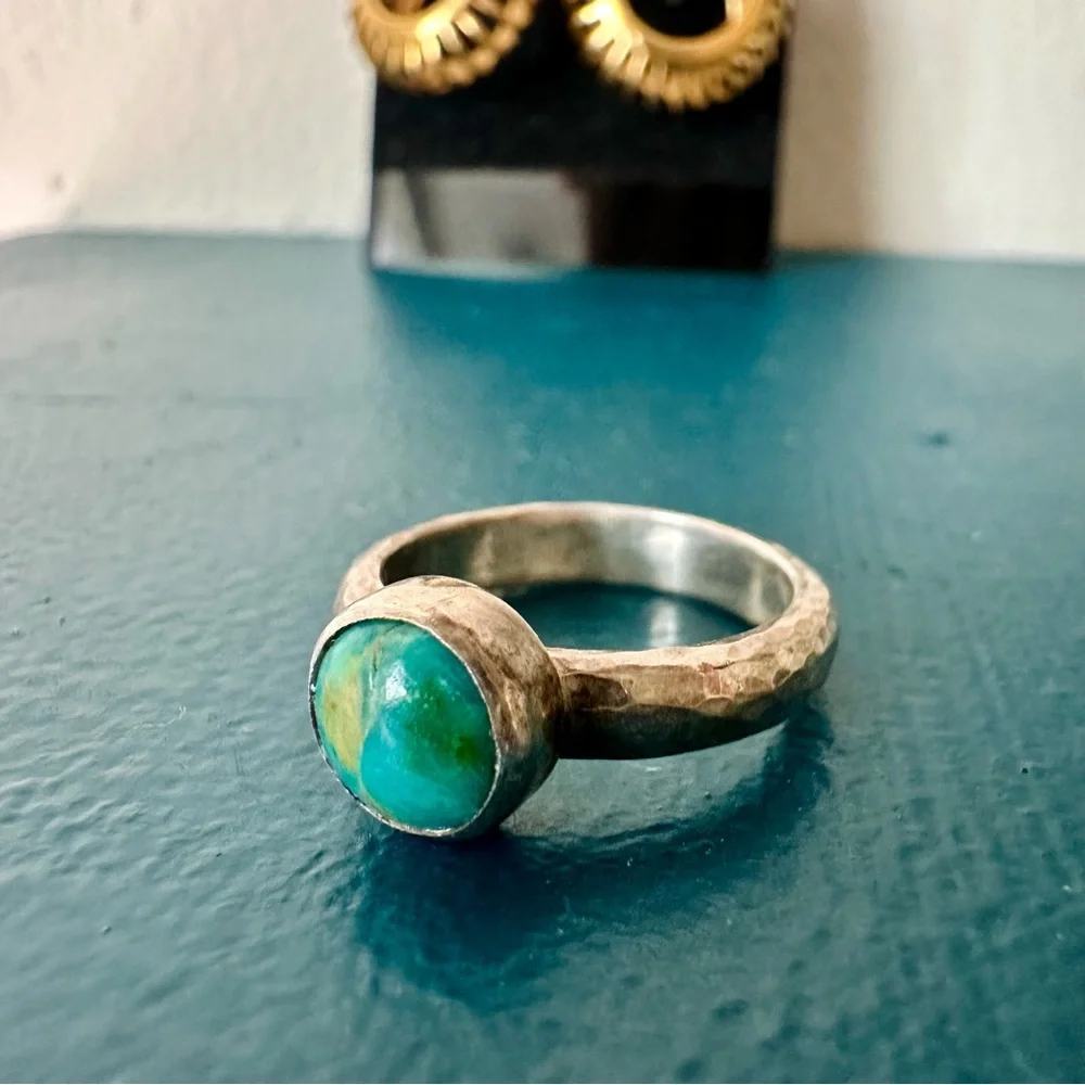Navajo Turquoise w/ Handmade Hammered Silver Band Ring Signed MC, Size 5 - Picture 3 of 6